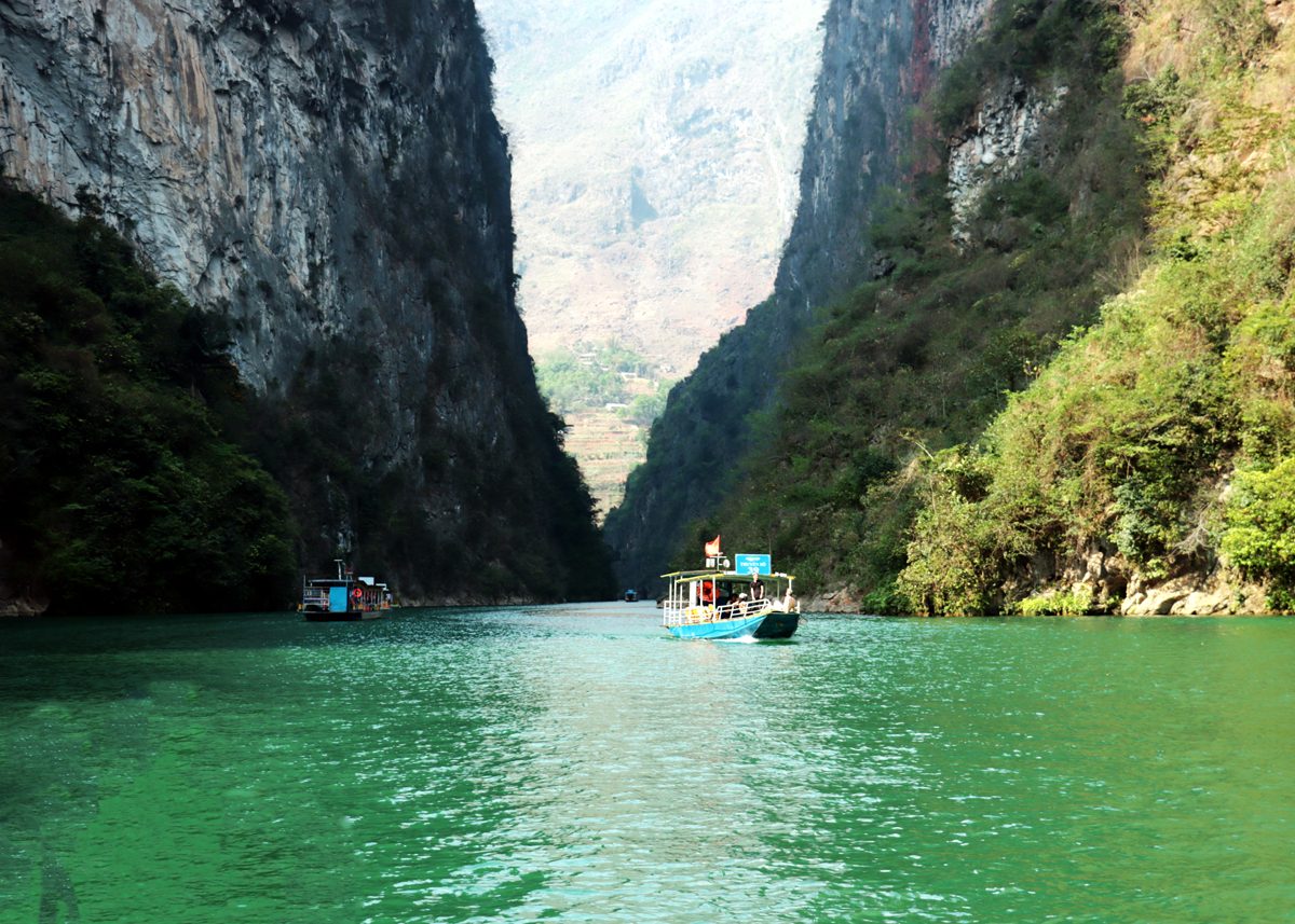 Thuyền trên sông Nho Quế giữa hẻm vực Tu Sản, Mèo Vạc, Hà Giang