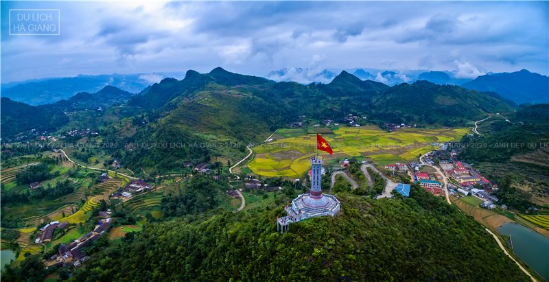Cột cờ Lũng Cú giữa núi non Hà Giang