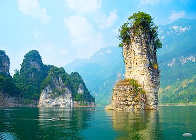 Núi đá Cọc Vài giữa lòng hồ Tuyên Quang